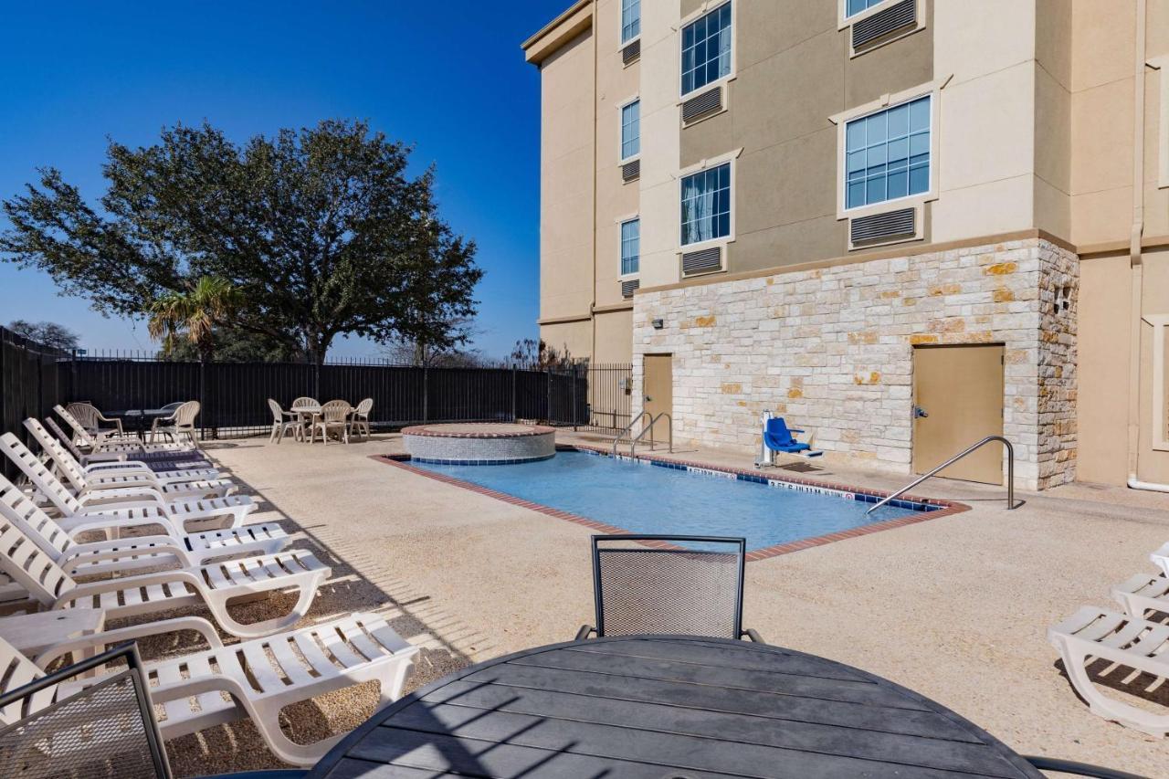 Days Inn & Suites By Wyndham San Antonio Near Frost Bank Center Luaran gambar